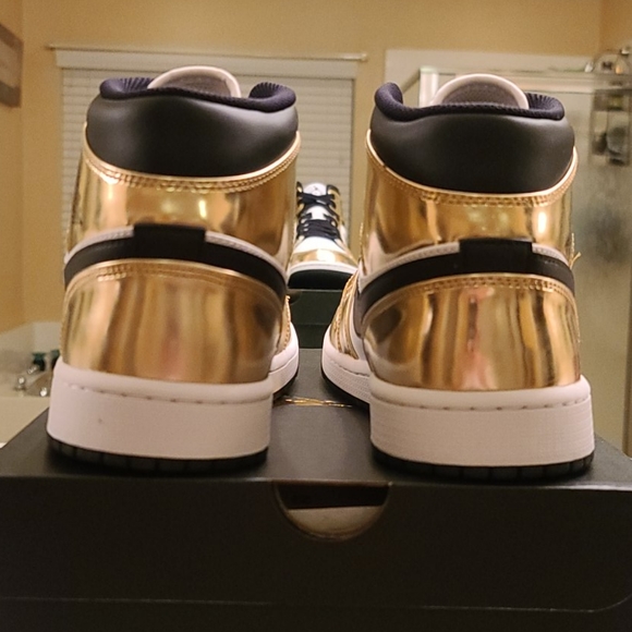 AIR JORDAN 1 MID SE 'METALLIC GOLD' - Picture 6 of 8